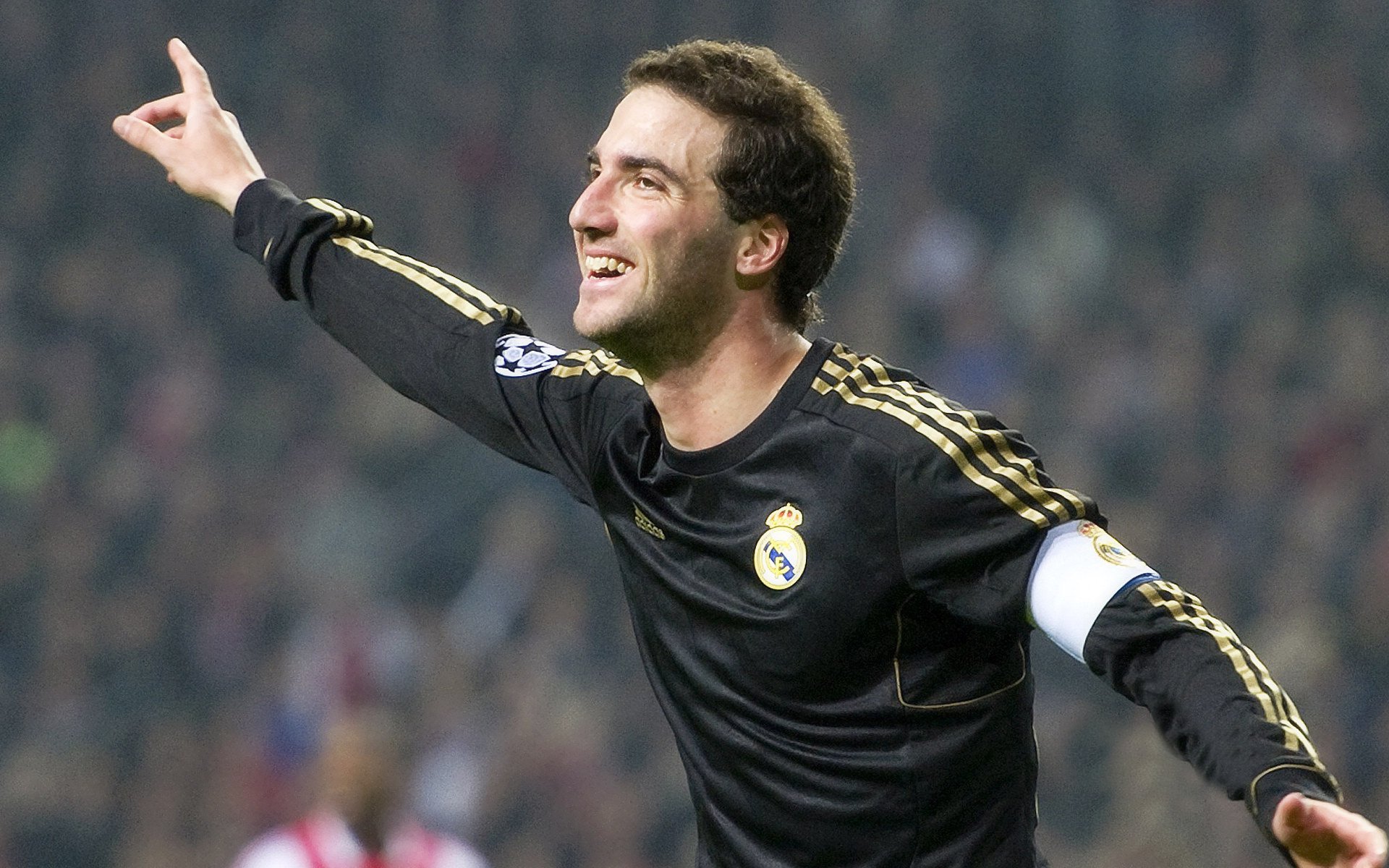 2017年季后赛:库里在对阵马刺的系列赛中,砍下39分,投中8记三分,率队晋级!